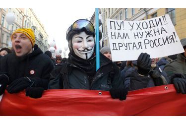 A Saint-Pétersbourg, un manifestant porte un masque de Guy Fawkes, référence à la bande-dessinée «V for Vendetta» adoptée par les Anonymous et, depuis, par de nombreux mouvements de protestation partout dans le monde. Plusieurs manifestations avaient lieu samedi en Russie contre le gouvernement de Vladimir Poutine, dont une à Moscou qui a rassemblé des dizaines de milliers de personnes malgré un froid polaire. Sur la pancarte, on peut lire: «Poutine, va-t’en. Il faut une autre Russie».