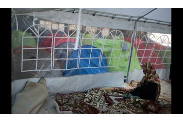 Dans la tente commune transformée en mosquée, une des occupantes fait sa prière. La majorité d’entre eux sont musulmans.