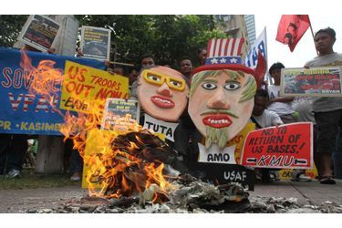 Des manifestants protestent à Manille, devant l'ambassade américaine. Les Etats-Unis négocient avec le gouvernement local pour installer davantage de troupes sur le sol des Philippines.