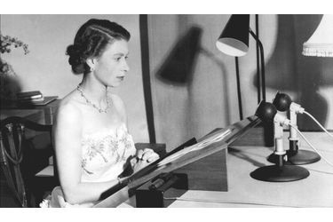 Retour en photos sur les 60 années de règne d'Elizabeth II. La reine de Grande-Bretagne et d'Irlande du Nord a fête lundi l'anniversaire de son accession au trône, le 6 février 1952. Sur cette photo, Elizabeth se prépare à donner son message radio au Commonwealth à l'occasion de la nouvelle année, le 31 décembre 1953 - année de son couronnement. 