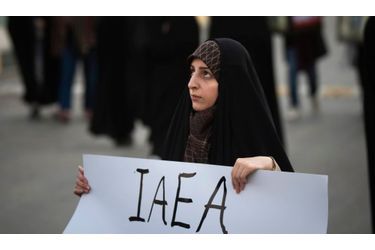 Une étudiante iranienne avec une pancarte