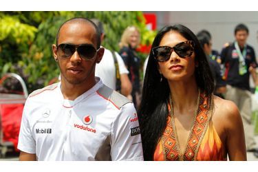 Le champion de F1 Lewis Hamilton et sa petite-amie Nicole Scherzinger, arrivant sur le Grand Prix de Malaisie à Sepang.