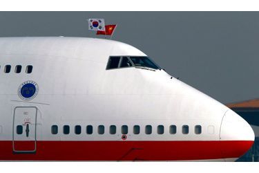Le Boeing 747 du président sud-coréen Lee Myung-bak a atterri lundi à Pékin. Les drapeaux chinois et sud-coréen ont été brandis au dessus du cockpit, alors que les deux pays vont entamer des discussions sur la Corée du Nord, à laquelle la Chine est alliée.