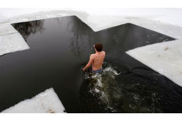Un homme plonge dans un lac glacé de Kiev, en Ukraine, pour célébrer l'épiphanie orthodoxe.