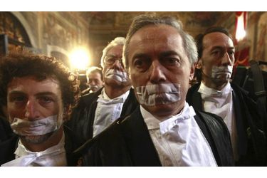 A l’occasion du début de l’année judiciaire en Italie, des avocats se sont recouverts la bouche de ruban adhésif afin de protester contre les mesures de libéralisation annoncées par le gouvernement.