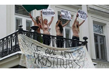Le 18 janvier, le FEMEN a dénoncé «l’insulte» faite aux ukrainiennes. «Nous ne sommes pas des prostituées» clament-elles du balcon situé en face du domicile de l’ambassadeur indien à Kiev. En effet, les autorités indiennes ont décidé de restreindre le nombre de visas accordés aux jeunes ukrainiennes afin d’endiguer la prostitution. La police a arrêté les quatre jeunes femmes. 