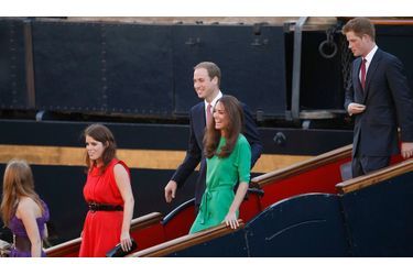 De gauche à droite: les princesses Beatrice et Eugenie, le prince William et Kate Middlleton, et le prince Harry.