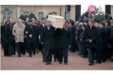 Plus de 2000 anonymes étaient présents à Cluny, pour rendre un dernier hommage à Danielle Mitterrand.