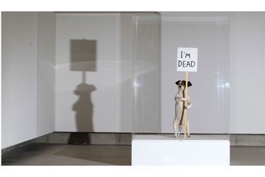 L’artiste taxidermiste David Shrigley expose en ce moment et pour la première fois à la galerie Hayward à Londres. Cette œuvre représente un jack russel tenant une pancarte avec «Je suis mort» inscrit dessus. 