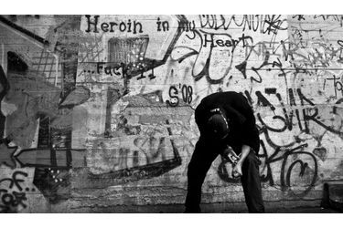 En septembre dernier, le photographe tchèque David Tesinsky s'est rendu dans les squats de Prague, pour témoigner de la vie misérable des drogués de sa ville natale. Il s'est principalement intéressé au combat d'un homme qui veut entrer en cure de désintoxication mais ne peut résister à l'appel d'un dernier fix.