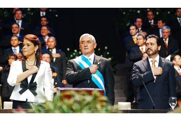 Le président guatémaltèque Otto Pérez Molina (au centre) a pris ses fonctions samedi, s'engageant à lutter contre le crimes organisé, le trafic de drogues et la violence dans ce pays d'Amérique centrale.