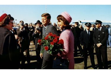 Sa vie bascule en novembre 1963, quand John F. Kennedy, son mari président des Etats-Unis se rend à Dallas. 