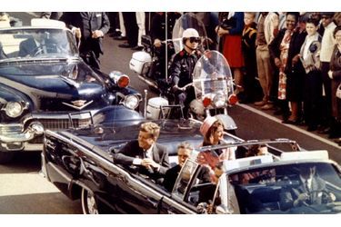 JFK est assassiné alors que le couple présidentiel traverse Dallas en décapotable.