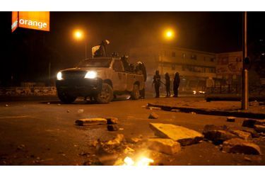 Des policiers patrouillent à Dakar. Une personne a été tuée mardi lors de nouveaux incidents entre manifestants et forces de sécurité sénégalaise, en marge d'un rassemblement contre la candidature d'Abdoulaye Wade à l’élection présidentielle.