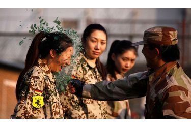 L'entraînement de ces aspirantes gardes du corps se fait sans concession, à Pékin, en Chine. Ici, un instructeur brise une bouteille sur la tête d'une recrue. Ces femmes, qui suivent l'entraînement d'une entreprise privée, sont destinées à devenir, après une formation de 8 à 10 mois, les premières de la profession en Chine.