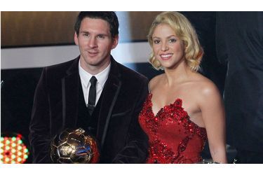 Comme attendu, Lionel Messi a remporté lundi son troisième Fifa Ballon d'Or de suite, face à Cristiano Ronaldo et Xavi, qui étaient les deux autres nommés. Buteur et dribbleur magistral au sein du Barça, dont il est l'incontestable leader, l'Argentin s'adjuge tous les lauriers possibles de son époque. Il prend ici la pose aux côtés de la chanteuse Shakira.