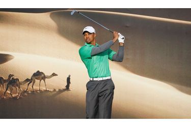Tiger Wood est de retour. À l’occasion du tournoi D’Abu Dhabi, le golfeur a rendu aujourd’hui une carte de 69 (-3). L'ancien n°1 mondial est solidement ancré dans le peloton de tête puisqu’il tient la quatrième position.