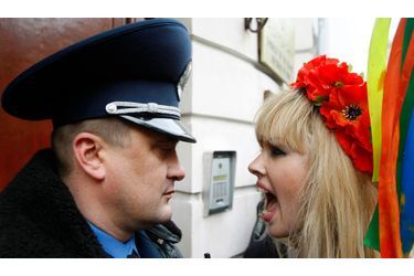 La fondatrice de l’organisation, Anna Hutsol explique avoir lancé FEMEN en 2008 pour défendre la démocratie et parce que l’Ukraine manquait de militantes pour défendre les droits des femmes.