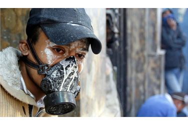 Les autorités égyptiennes répliquent en faisant usage de gaz lacrymogène.