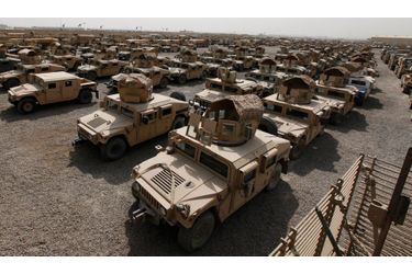 Des dizaines de Hummer, ces énormes 4x4 qui furent les «bêtes de somme» des forces américaines durant tout le conflit, attendent de quitter l&#039;Irak sur ce parking de Bagdad.