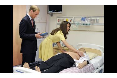 Lors de leur visite de l'hôpital universitaire de Calgary, Kate et William ont tenté de sauver... un mannequin.
