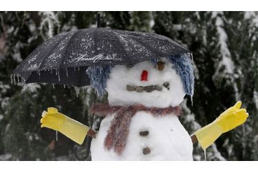 Un bonhomme de neige d’un jardin de Renton, dans l’Etat de Washington. Les tempêtes de verglas ont provoqué d’importants dégâts dans la région de Puget Sound, faisant une victime.