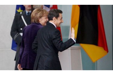 La chancelière allemande Angela Merkel accueille le président de la République française Nicolas Sarkozy à Berlin. Le Français entend notamment défendre l'accélération de la mise en place d'une taxe sur les transactions financières, qui ne convainc guère outre-Rhin.