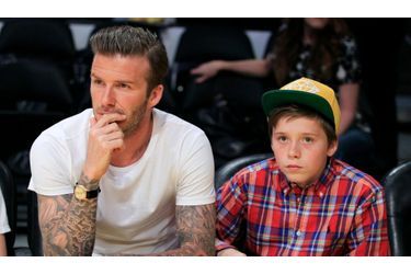 <br />
David Beckham et son fils Brooklyn, au match de basket opposant  les Los Angeles Lakers à l’équipe des Miami Heat à L.A.  