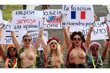«Le fascisme ne reviendra pas», est inscrit en plusieurs langues sur les pancartes. Lors de la journée internationale de la libération des camps de concentration nazis, le 11 avril à Kiev, les féministes étaient présentes.