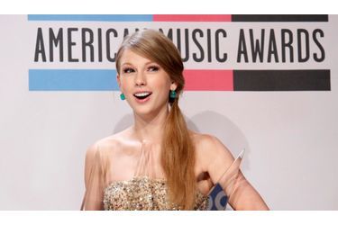 La trente-neuvième cérémonie annuelle des American Music Awards s’est déroulée dimanche soir à Los Angeles. Taylor Swift est la grande gagnante de cette soirée: sacrée Artiste de l’année, la chanteuse a reçu le prix de la Meilleure interprète féminine country et celui du Meilleur album country pour Speak Now .