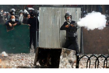 La police et l&#039;armée égyptiennes répliquent par des tirs à balle de caoutchouc.