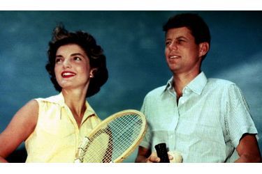 Née Jacqueline Lee Bouvier, elle épouse John Kennedy le 12 septembre 1953 à Newport, au Rhode Island. Ils se sont rencontrés au mois de mai 1952, au cours d'un diner mondain.