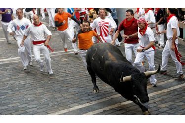 Comme chaque année se déroulent les fêtes de San Fermín, à Pampelune (Espagne). Au programme de la troisième plus grande fête du monde (après le Carnaval de Rio et la Fête de la Bière à Munich), près de trois millions de personnes se déplacent pour les mythiques lâchers de taureaux et les corridas. Retour en images sur le début des festivités.