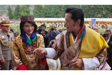 Sa majesté Jigme Khesar Namgyel, roi du Bhoutan, 31 ans, a épousé sa délicieuse fiancée, Jetsun Pema, 21 ans, au cours d&#039;une cérémonie somptueuse donnée dans une lamaserie au coeur de l&#039;Himalaya.