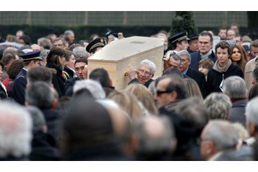 Près de 2500 personnes ont assisté aux obsèques de Danielle Mitterrand, célébrées à Cluny en Saône-et-Loire. Le fils cadet de l&#039;ancienne Première dame, Gilbert Mitterrand, a rendu hommage à cette grande figure de l&#039;engagement.