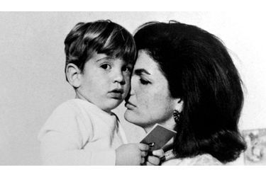 Jacqueline Kennedy sera une mère attentionnée pour John Fitzgerald Jr et Caroline, devenus orphelins de leur papa.