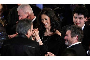 Catherine Zeta Jones écoute le chanteur Neil Diamond, lors de la cérémonie marquant son intronisation au &quot;Rock and Roll Hall of Fame&quot;, le &quot;Musée et le Panthéon du Rock and Roll&quot;, à New York.