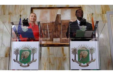 Hillary Clinton a demandé mardi à la Côte d'Ivoire de poursuivre ses réformes démocratiques, estimant que le pays pouvait redevenir "moteur de la croissance" en Afrique de l'Ouest. Autrefois prospère et faisant figure de modèle, l'ancienne colonie française tente de se remettre d'une guerre civile qui a suivi la présidentielle de novembre 2010, faisant 3000 morts, et de dix ans de troubles politiques. 