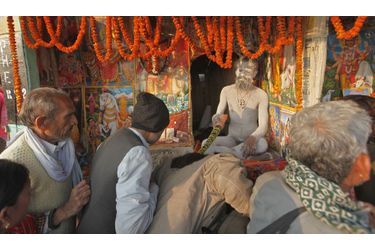 A l’occasion d’un pèlerinage hindou sur l’île de Sagar le 13 janvier, un Naga Sadhu («saint homme») bénit les fidèles.