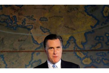Le candidat à la primaire républicaine Mitt Romney pose devant une carte du monde lors d'une discussion sur l'avenir de Cuba, à Miami.