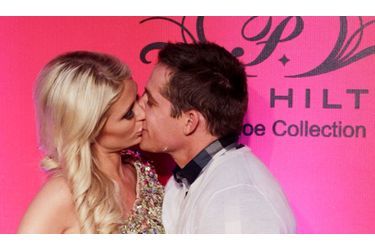 Paris Hilton embrasse son amoureux du moment, Cy Waits, lors de la promotion de sa collection de chaussures, à Mexico. 