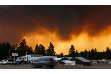 Depuis le 29 mai, un feu de camp non surveillé qui a dégénéré est devenu le deuxième plus grand incendie que l&#039;Arizona ait connu. Plus de 157 000 hectares sont partis en fumée et 3000 personnes ont dû être évacuées. Aucune victime n&#039;est à déplorer, mais les pompiers peinent à contenir les flammes, encouragées par les forts vents qui touchent la région. 