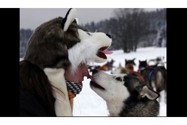  Un musher félicite son chien lors d’une pause pendant une course en République Tchèque.