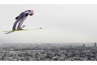 Le polonais Kamil Stoch effectue un saut à ski lors de la Coupe du Monde organisée à Sapporo, au nord du Japon. Le Japonais Daiki Ito a remporté dimanche le second concours.