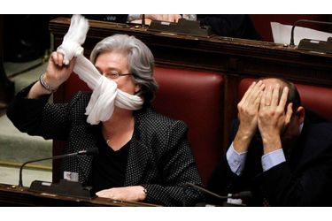  Deux députés démocrates italiens réagissent à la loi qui vient d’être votée au Parlement à Rome. Elle protège les comptables de Silvio Berlusconi des enquêtes qui pèsent sur eux dans le cadre des scandales de prostitution qui secouent le Cavaliere.
