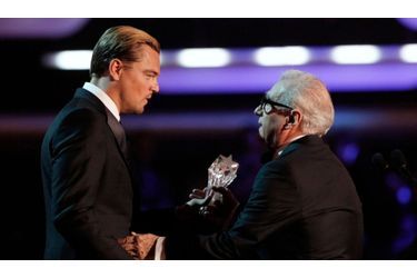 Martin Scorsese a reçu son trophée de la Meilleure bande son pour "Hugo" de la part de son acteur fétiche, Leonardo DiCaprio.