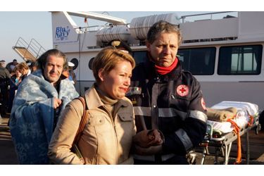 Les secouristes aident une femme à Porto Santo Stefano. Un bateau de croisière s’est échoué dans la nuit de vendredi à samedi au large de la Toscane, faisant quatre victimes et plusieurs disparus.