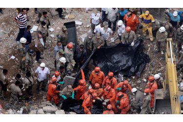 Deux nouveaux corps ont été extraits samedi matin des décombres de l&#039;effondrement de trois immeubles dans le centre historique de Rio portant à 17 le nombre de morts, et les secouristes recherchaient encore au moins cinq autres corps. Dix-sept corps ont été retrouvés, dont huit ont pu être identifiés par des proches.