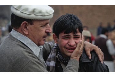 Un jeune garçon est consolé par un responsable de la sécurité après un attentat à la bombe à Peshawar, principale ville du nord-ouest du Pakistan. L'attaque, menée par un kamikaze à pied, visait Haji Akhunzada, un des leaders du groupe rebelle islamiste Ansarul Islam. Le bombardement a fait trois morts et huit blessés.