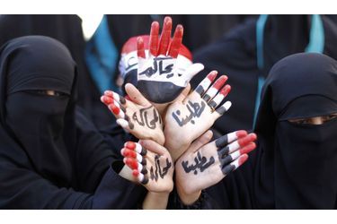 Des femmes yéménites manifestent le 12 janvier dans les rues de Saana. Par le biais de messages inscrits sur leurs mains, elles exigent le procès de l’ancien président Ali Abdallah Saleh.